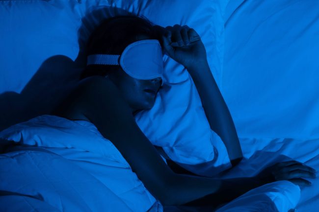 woman-sleeping-with-a-sleep-mask-on-her-eyes-2023-11-27-04-51-01-utc (1) Comment réduire le niveau sonore d'un climatiseur? | Carrier Maroc